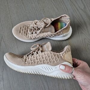 Danskin Athletic Women Size 7.5 Stunt Knit Textile Lace Up Sneakers Beige Fabric